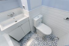 Раковина Ikea, унитаз Roca