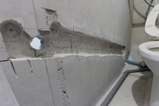 Штроба под водопровод и слив на рукомойник в туалете