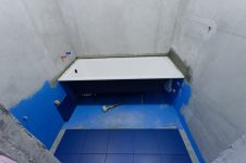 После установки ванны приступаем к укладке плитки