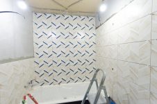 Укладка настенной плитки LB-Ceramics Blue Chevron в ванной 