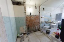 Демонтируем перегородки в санузле