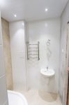 Стена из белой плитки Kerama Marazzi Городские цветы 20x50