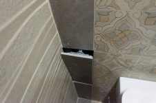 Лючок в туалете для кранов на полотенцесушитель