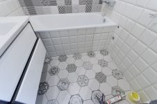 Экран ванны выполнен под плитку, установлен люк-невидимка
