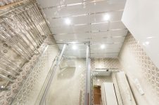 Реечный потолок в ванной комнате