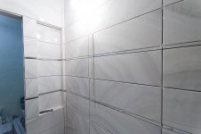 Работа с плиткой Laparet Agat в ванной, стены, ниши