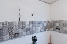 Фартук на кухне, черно-белая плитка 20x20 Mainzu Bombato 15x15