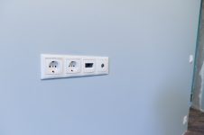 Установка розеток и выключателей
