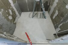 Пол ровняем самовыравнивающейся стяжкой