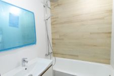 Ванная комната 170x170 П44Т - белая плитка, керамогранит под дерево