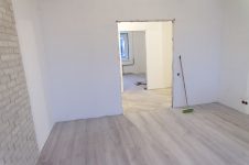 Ламинат в большой комнате