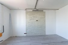 Искусственный камень под кирпич, простенок в комнате под ТВ