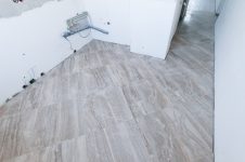 Керамогранит на полу на кухне, затирка