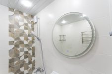 Зеркало с сенсорным включением