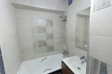 В ванной комнате установлена чугунная ванна 150x80 см