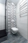 Сантехнический короб с подвесным унитазом, плитка Alma Ceramica Scandi