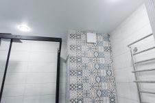 Натяжной потолок в санузле