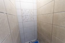Укладка настенной плитки в туалете