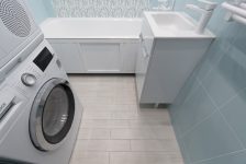 В ванной установлена стиральная и сушильная машины