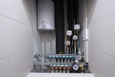В туалете установлен небольшой накопительный водонагреватель