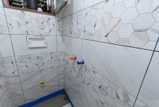 Укладка плитки Alta Cera 25x50 Eterna в туалете