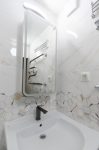 Зеркало с подсветкой над раковиной