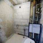 Новые стены в санузле, прокладка труб, инсталляция