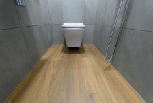 Туалет 140x95 ПИК, пол под дерево, стены под камень