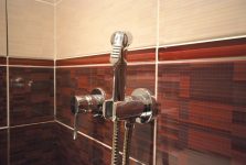 Установлен гигиенический душ рядом с унитазом