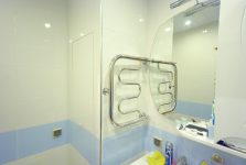 Новый сантехнический короб, полотенцесушитель и ревизионный люк из плитки