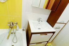 Перепланировка в ванной, ванна развернута на 90 градусов, рядом мойдодыр и шкаф