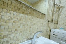 Бежевые стены из мозаики