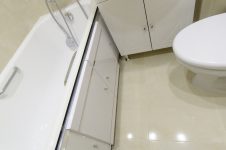 Белый экран с дверцами под ванну 150 см.