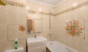 Дизайн совмещенного санузла 2 х 1,7 П-44 (Classica Decoro Floreale Beige)