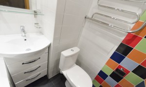 Белая ванная комната (ремонт в однушке) Белая ванная комната (ремонт в однушке), белая плитка 20х20
